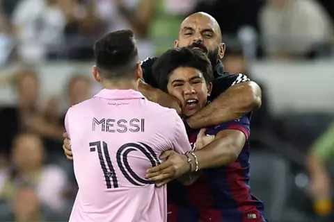 تشيوكو يودع ميسي داخل الملعب.. لماذا أوقفه الدوري الأمريكي؟